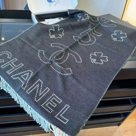 Chanel Lady Scarf - Picture 9 of 9